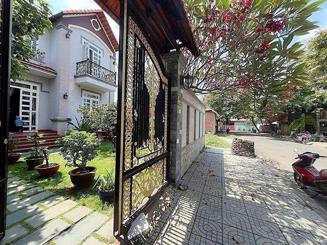 BDS HVL Cg: Bán gấp căn biệt thự 10m x 20m.