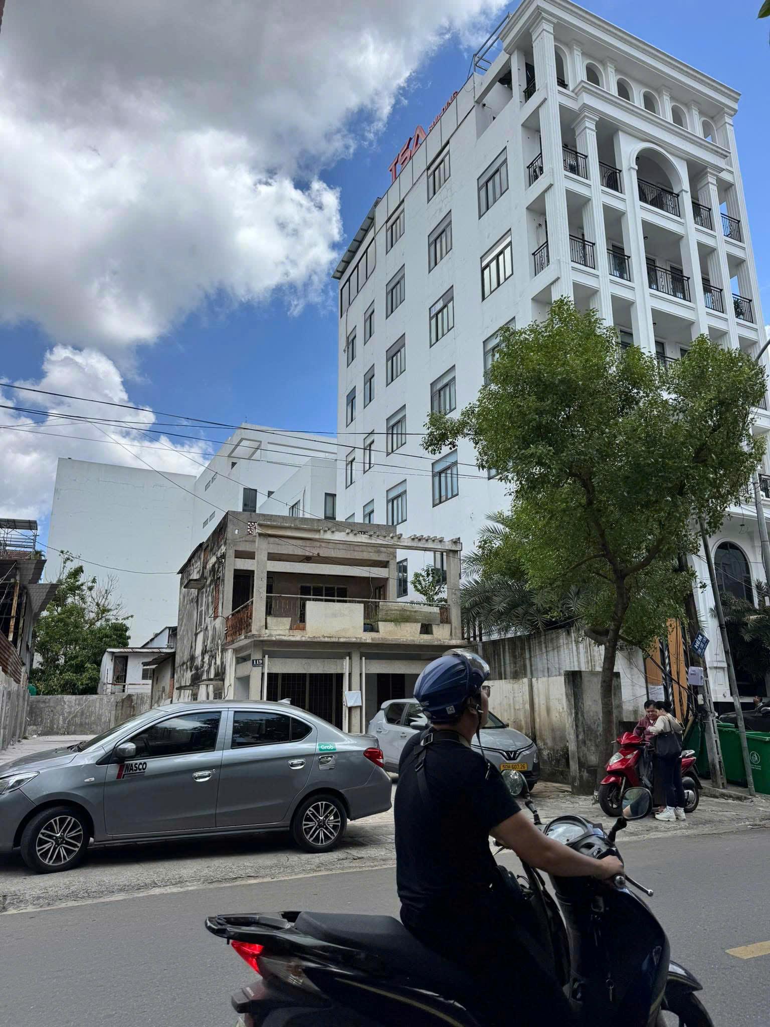 BDS HVL Bán gấp: 119 Quốc Hương, Phường Thảo Điền, Quận 2.  