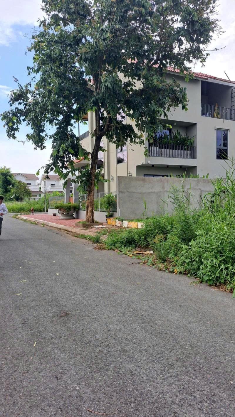 BÁN ĐẤT NỀN BIỆT THỰ – VIEW HỒ – 242m2 - BÌNH CHÁNH  - chỉ 10 ty mầm