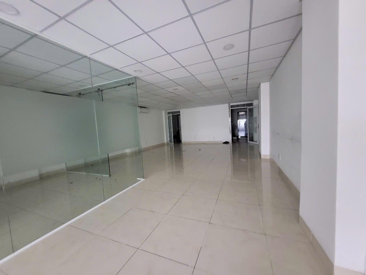 BDS HVL cg:  Cho thuê toa nha 1 hầm 8 lâu,TK sàn trống suốt 1100m2.