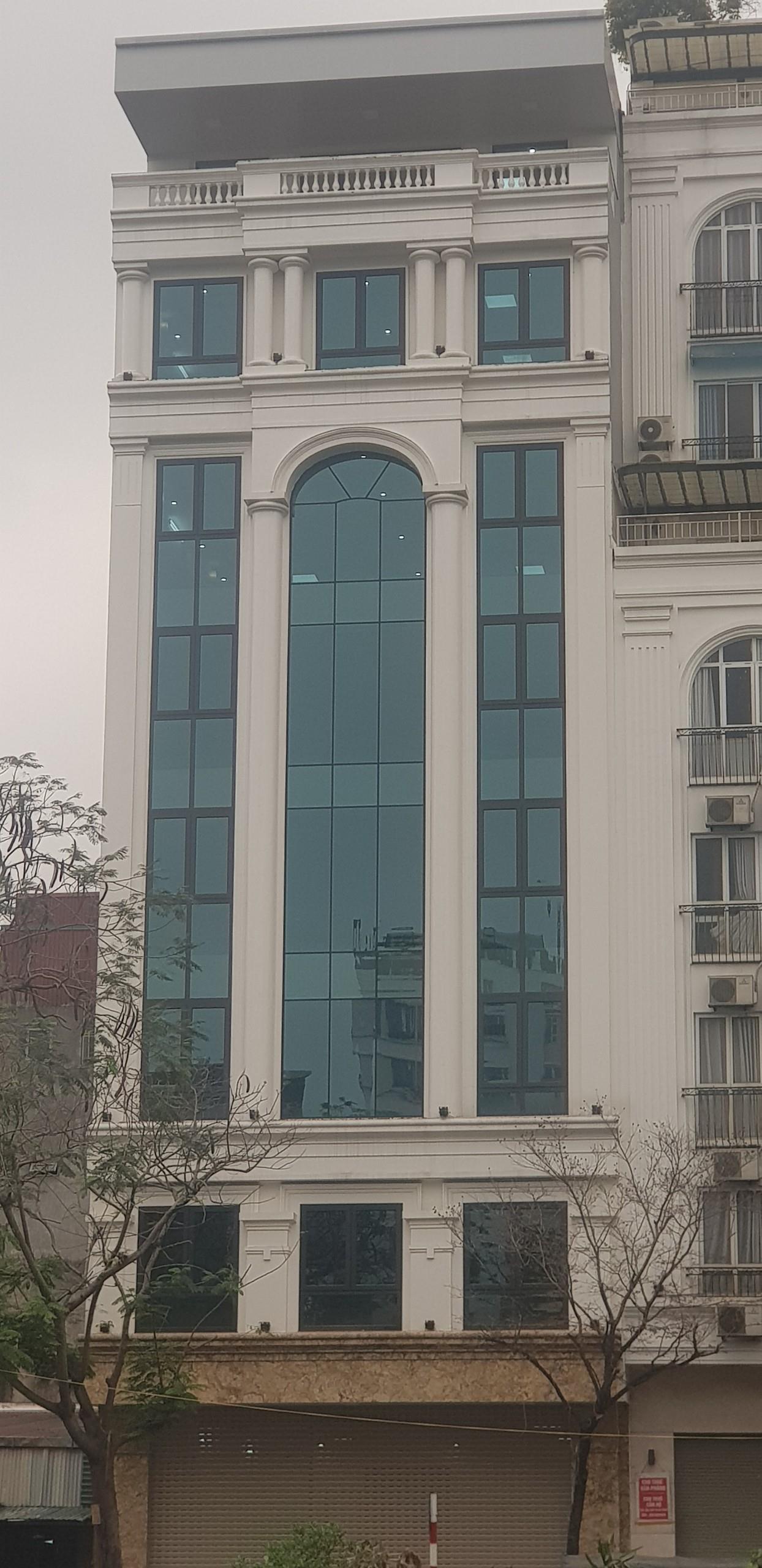 Tòa nhà 2 thang máy mặt phố Nguyễn Khánh Toàn Quan Hoa Cầu Giấy.